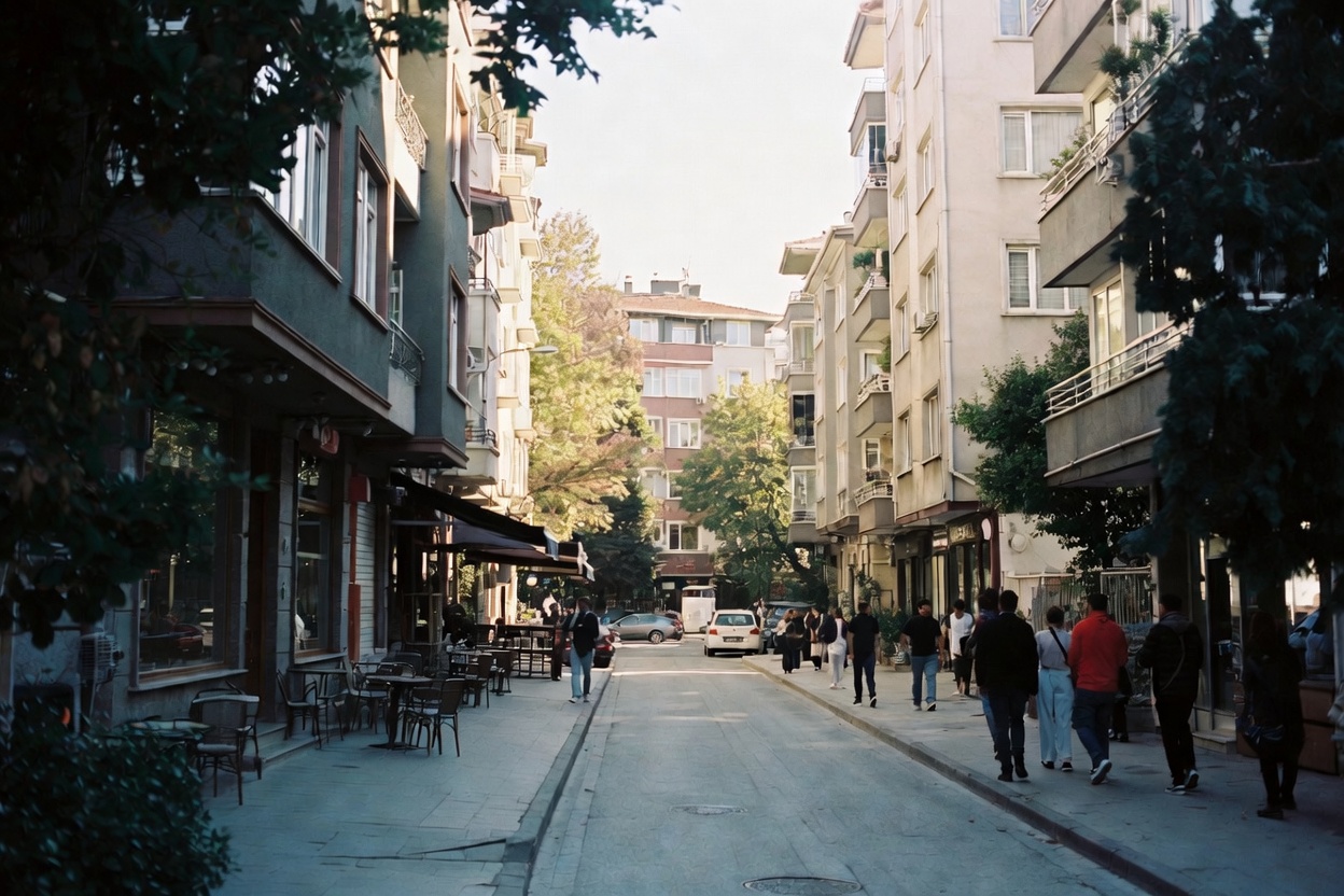 Üsküdar'da apartmanların, yerel dükkânların ve yayaların bulunduğu gündelik bir sokak